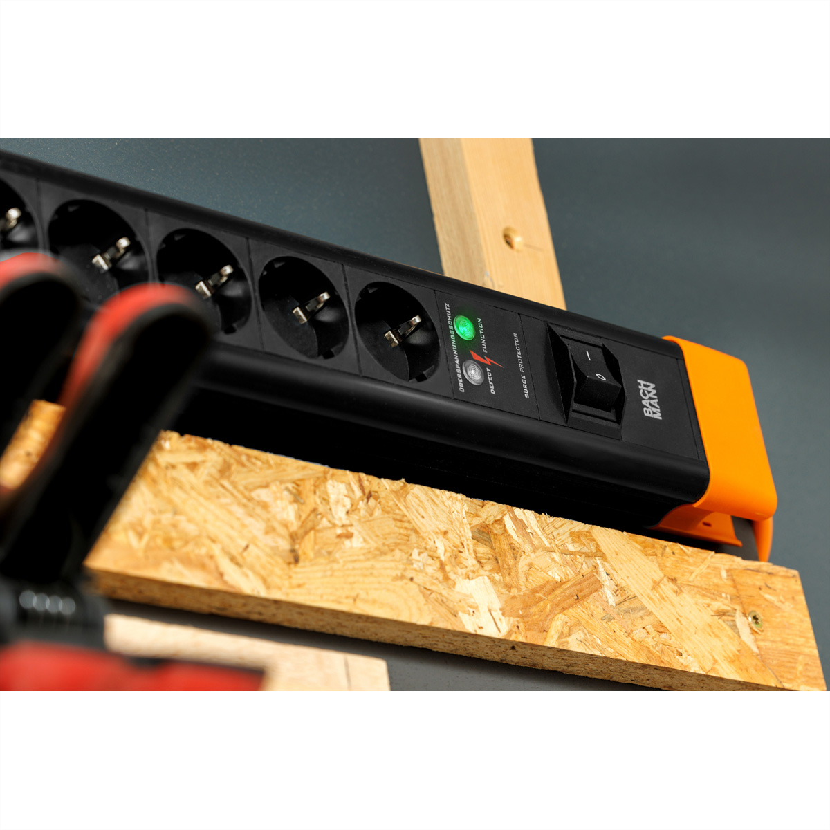 BACHMANN CONNECTUS 6xCEE7/3, 1xGVS 1xSchalter 2,0m CEE7/7 Sw/Or